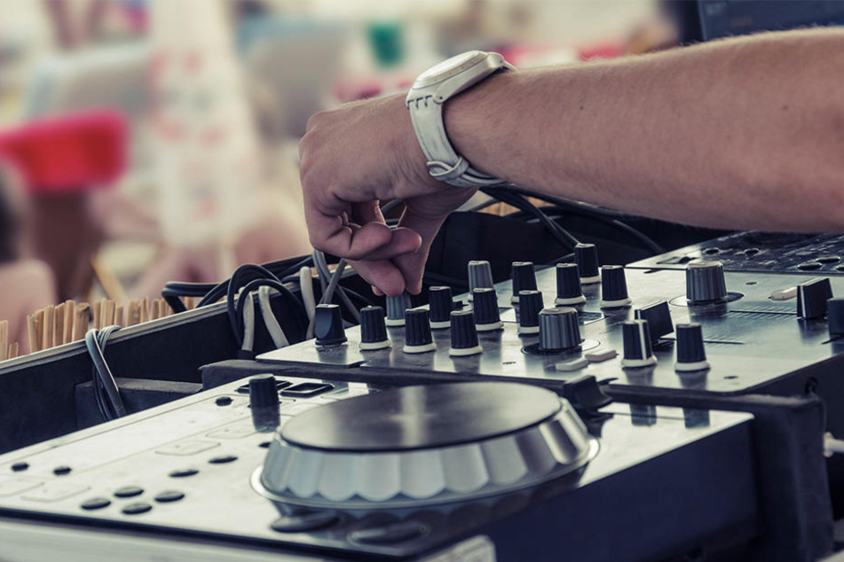 Mitten in einem Wäldchen entdeckten Beamte eine Party mit Bar, DJ-Pult und Möbeln. Aber alle Gäste gaben an, rein zufällig dort zu sein (Symbolbild).