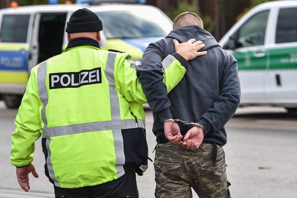 Am Dienstagmorgen musste ein betrunkener Autofahrer in Handschellen ins Krankenhaus gebracht werden. (Symbolbild)