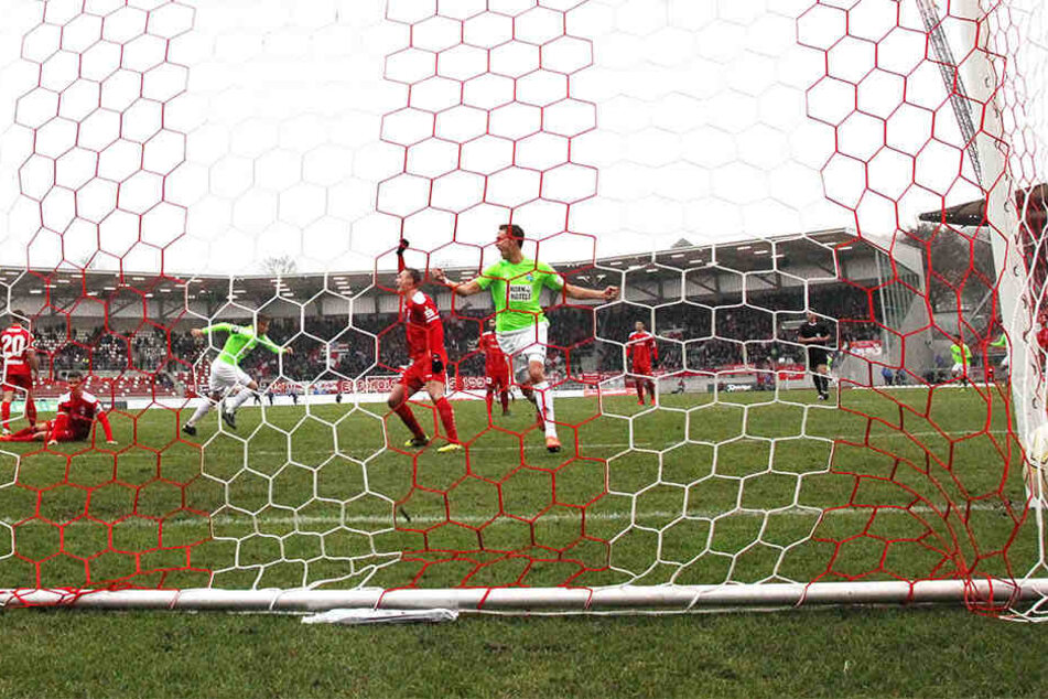 Nach dem 2:1-Siegtor durch Daniel Frahn jubeln die giftgrünen Himmelblauen - und Erfurt ist am Boden.