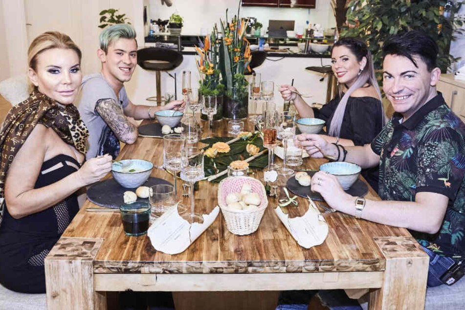 (v. l.) Tatjana Gsell (46), Daniele Negroni (22), Matthias Mangiapane (34) und Dschungel-Königin Jenny Frankhauser (25) kochen sich was beim Promi-Dinner...