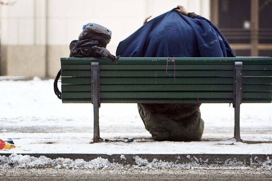 Zum Übernachten wählen Obdachlose oft Bänke. Im Winter sind sie damit der Kälte ausgeliefert.