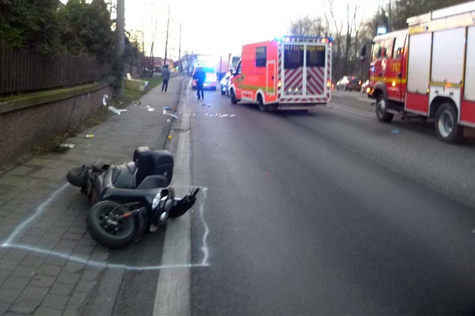 Der alte Mann fiel von seinem Roller und wurde dann von dem Lkw-Anhänger überrollt. Mittlerweile ist er in der Bielefelder Klinik verstorben.