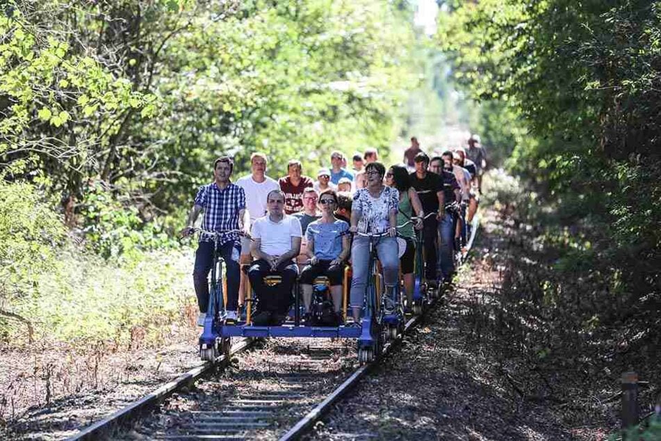 Neue Attraktion auf der Schiene: Zwischen Arnsdorf und Dürrröhrsdorf rollen jetzt Draisinen auf den Gleisen.