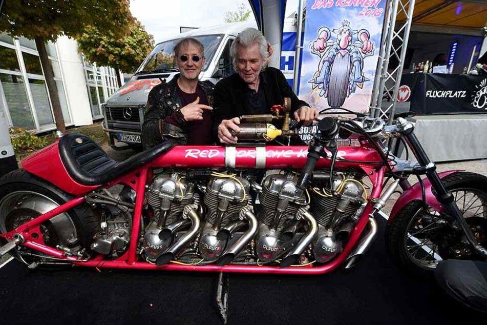 Rötger Feldmann (l) hockt mit Porschefahrer Holger "Holgi" Henze hinter seinem legendären "Red-Porsche-Killer Dragster.