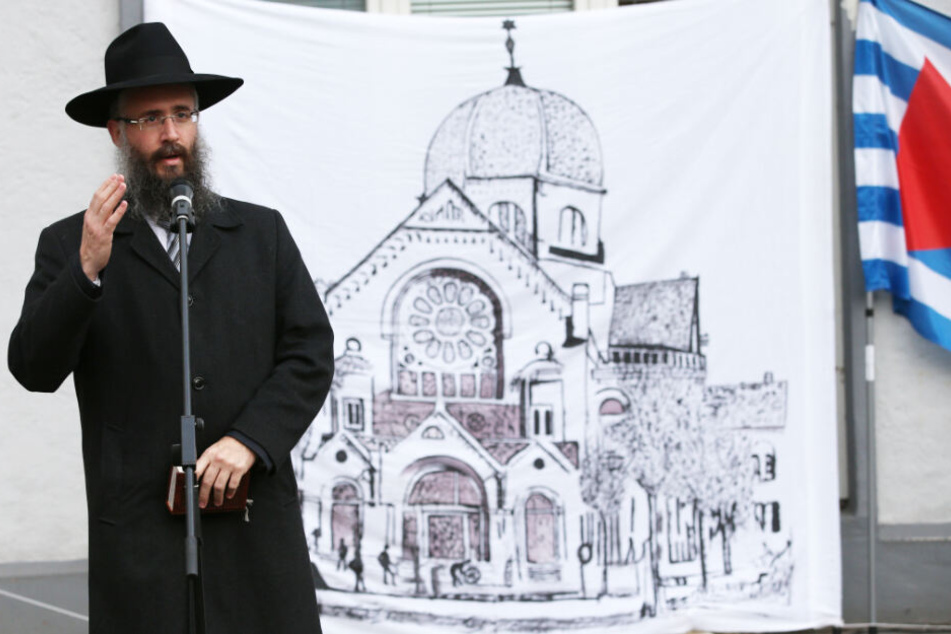 Auf dem Transparent hinter Shlomo Bistritzky ist die zerstörte Bornplatz-Synagoge aufgezeichnet. (Archivbild)