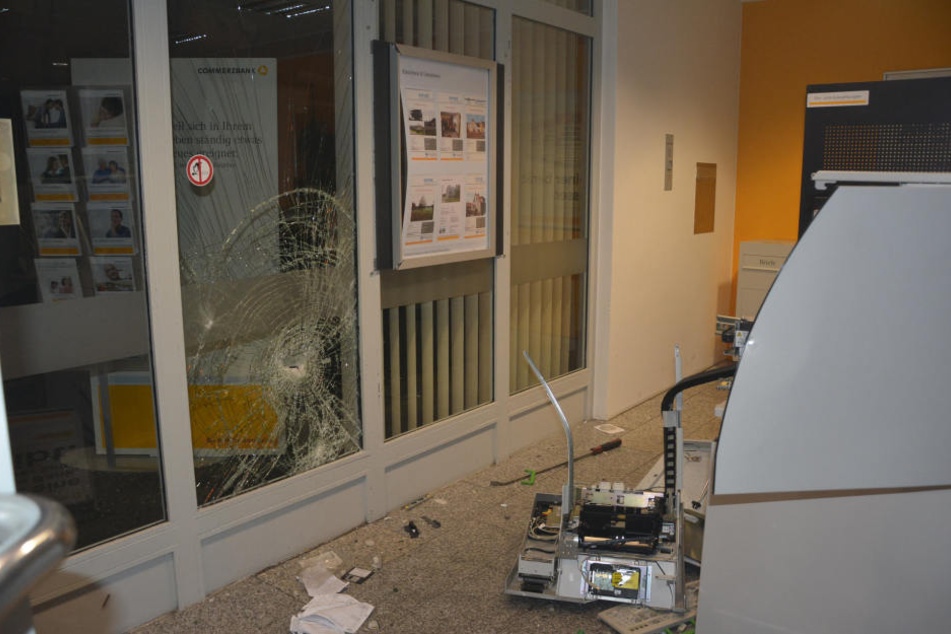 Die Wucht der Explosion hat auch die Scheibe zerstört.