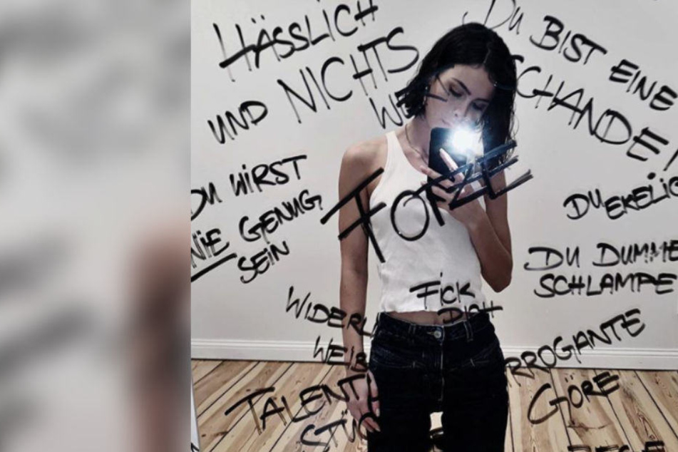 Mit diesem Spiegel-Selfie zeigt Lena Meyer-Landrut all die ganzen Beleidigungen.