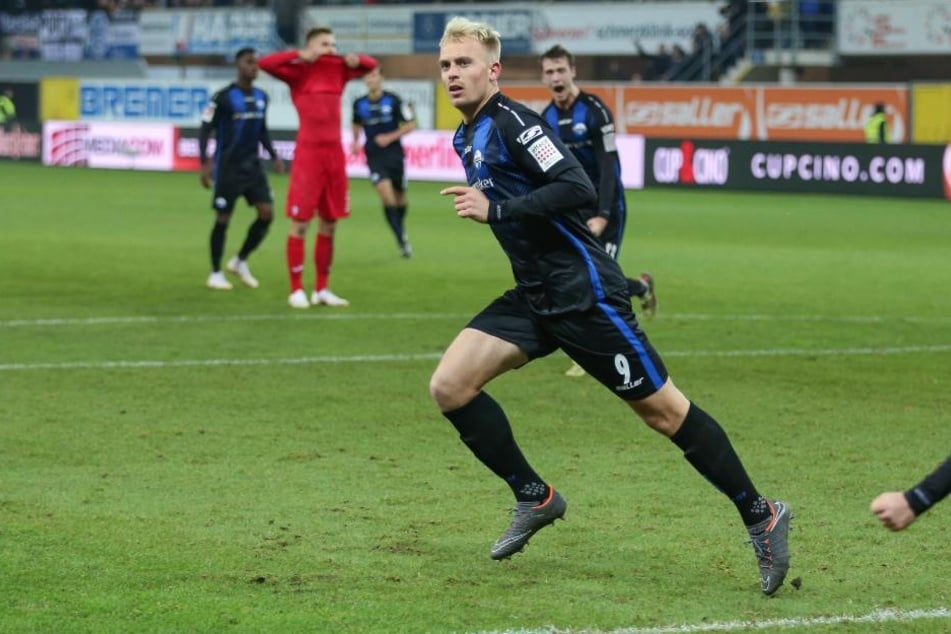Julius Düker freut sich über seinen 2:2-Ausgleichstreffer gegen Arminia Bielefeld.