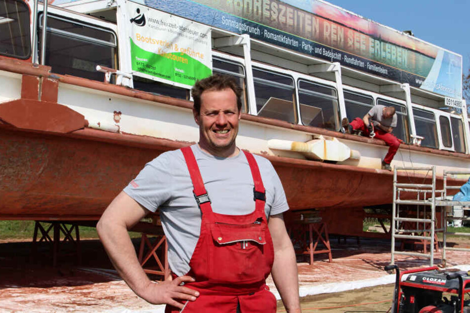 Er ist der neue Eigner der MS Cospuden: Dirk Hoffsky (47), ehemaliger Renn-Kanute, hat den 1958 gebauten Ausflugsdampfer gekauft und richtet ihn mit seiner Crew nun her.