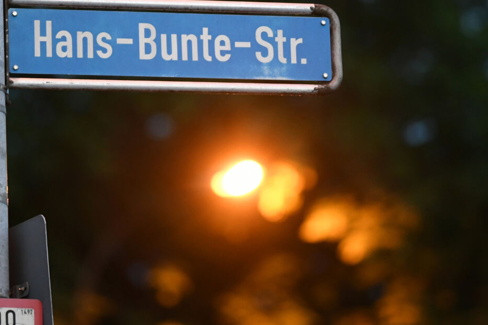 Das Straßenschild "Hans-Bunte-Strasse" hängt an einen Laternenmasten. Mitte Oktober 2018 war dort eine 18-Jährige nachts in einem Gebüsch vor einer Diskothek von mehreren Männern vergewaltigt worden.