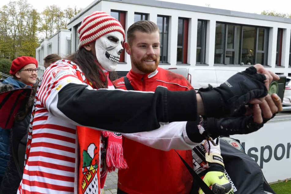 FC-Torwart Timo Horn macht mit einem verkleideten Fan nach dem Training ein Selfie.