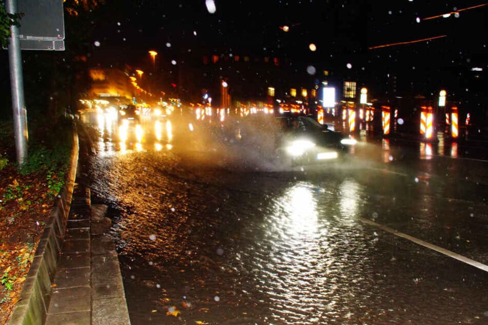 So überschwemmt war die Stuttgarter Schillerstraße am Hauptbahnhof am Sonntagabend.
