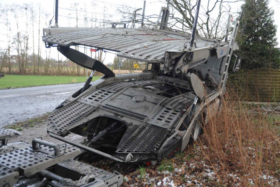 Der Autotransporter kam aus bisher ungeklärter Ursache von der Straße ab.