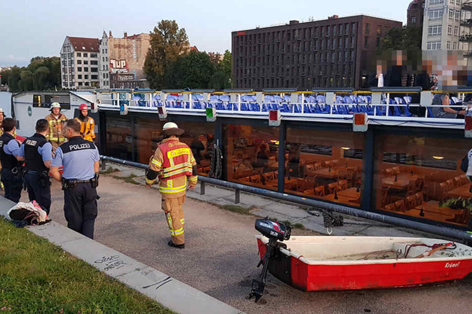 Die Einsatzkräfte zogen den kleinen Kahn an Land und stellten dabei das Leck fest.