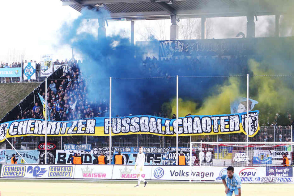 Mit Wiederanpfiff zündelten "Chemnitzer Fußballchaoten" beim Derby in
Zwickau am 12. März.