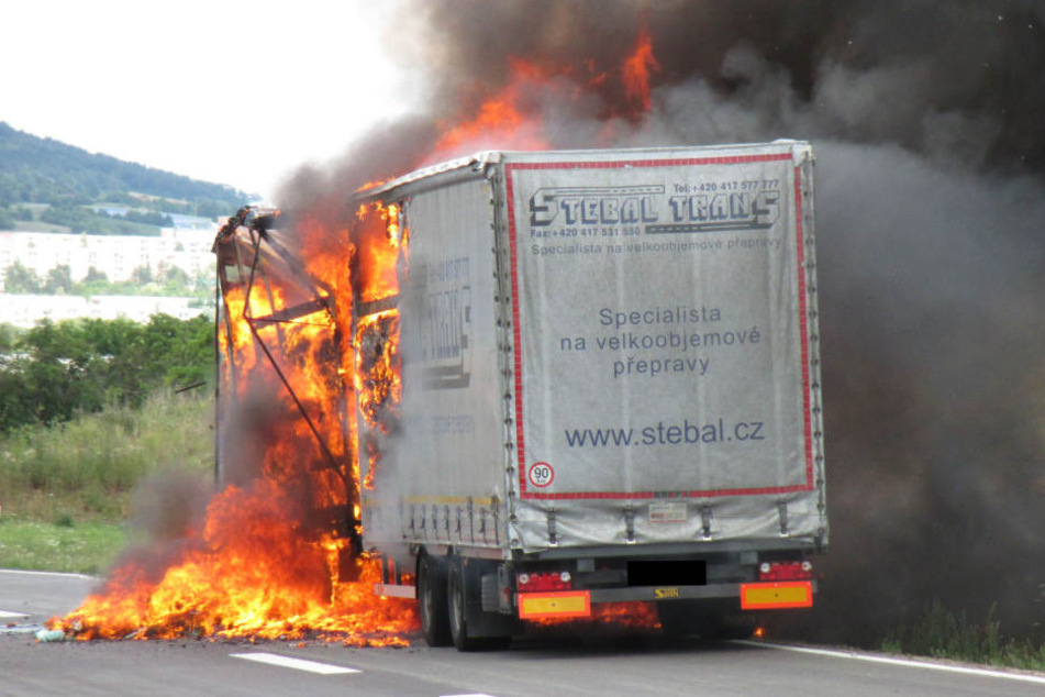 Auf der A3 fing ein Lkw Feuer. (Symbolbild)