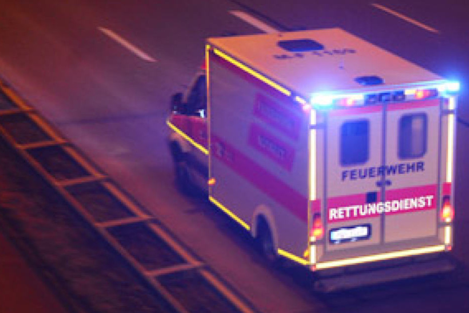 Trotz des Mehrfachüberschlags blieb der Mann glücklicherweise unverletzt.- es entstand ein schaden von 30.000 Euro. (Symbolbild)