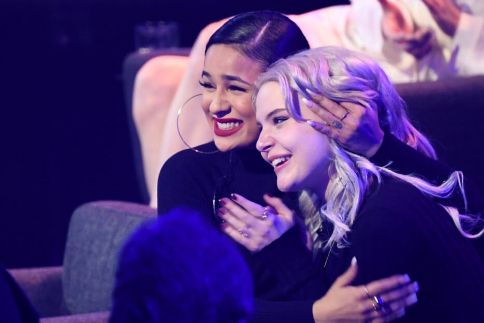 Laurita Spinelli und Carlotta Trumann freuen sich über ihren Sieg beim ESC-Vorentscheid.