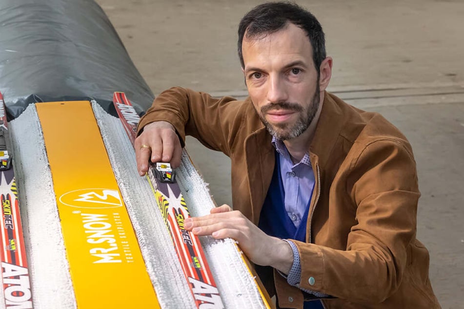 Geschäftsführer Jens Reindl (38) prüft eine Kunst-Loipe, die mit textilem Schnee ausgekleidet ist.