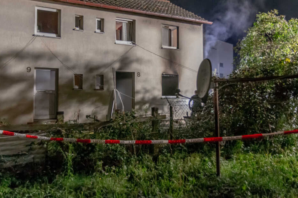 Bei dem Brand zog sich ein Bewohner leichte Brandverletzungen zu, ein anderer erlitt eine Rauchgasvergiftung.