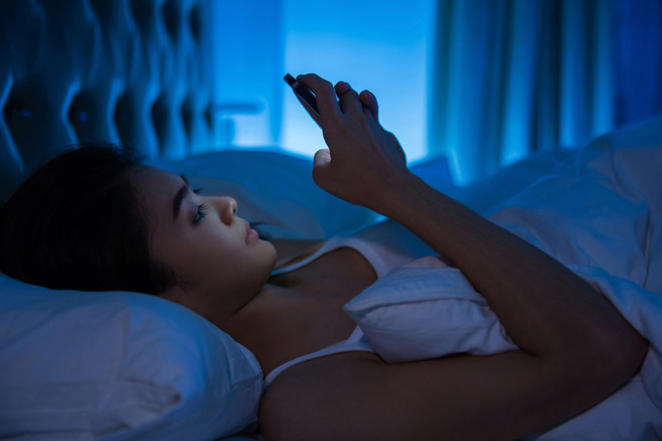 Vorm Einschlafen nochmal schnell aufs Handy schauen? Schlechte Idee, denn das Displaylicht stört den Schlafrhythmus.