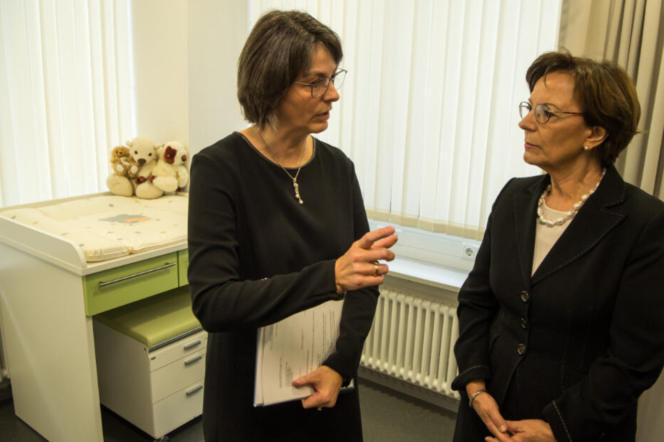 Elisabeth Mützel (l) im Jahr 2017 im Gespräch mit der damaligen bayerischen Familienministerin Emilia Müller (CSU).