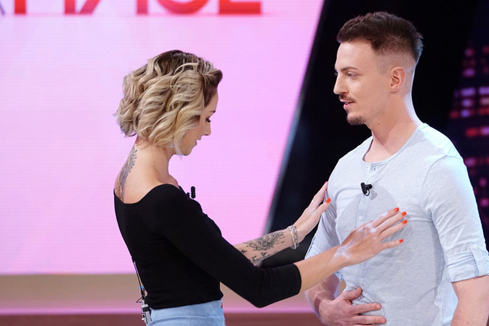 Beim Body-Check kommen sich die Kandidaten Helena und Kevin näher.