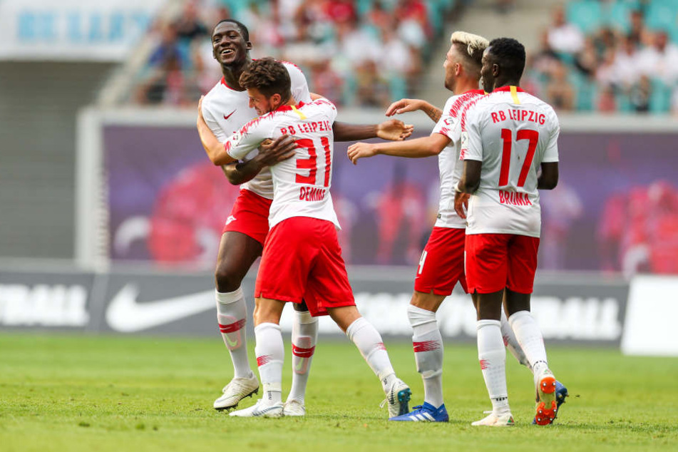 Es dauert nicht lang und Kopfball-Torschütze Ibrahima Konaté (l.) wird von Diego Demme, Kevin Kampl und Bruma (v.l.n.r.) liebkost.