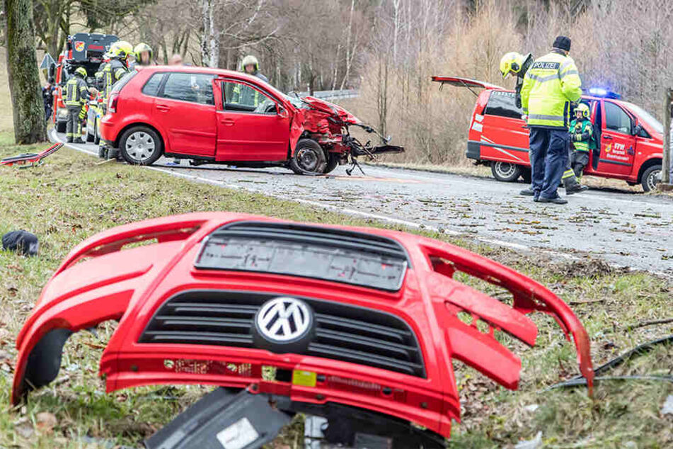 Die Trümmer des VW flogen meterweit.