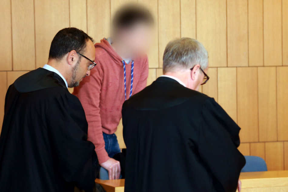 Ein junger Mann muss sich nach der Tötung seiner Mutter vor Gericht verantworten.