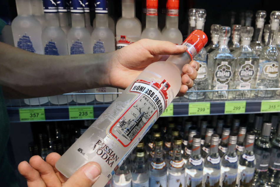 Die Diebe hätten am Montag im Laden mehrere kleine Flaschen Wodka und Whiskey-Cola getrunken.