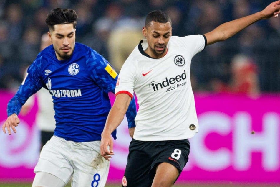 Engagierte Defensivleistung der Hessen: Djibril Sow (r) kommt vor Suat Serdar an den Ball.