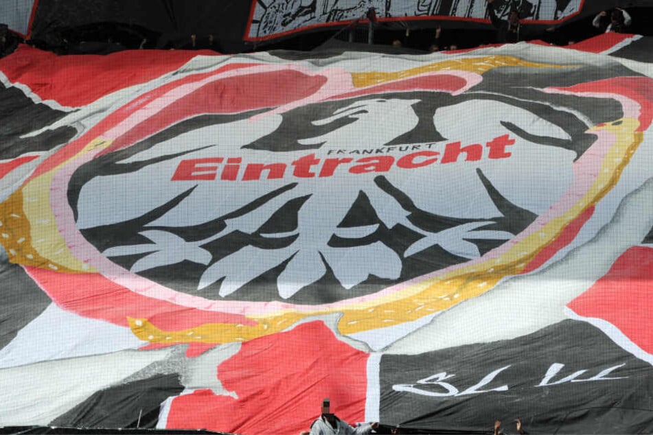 Fans von Eintracht Frankfurt sollen am Samstag einen Pkw attackiert haben (Archivbild).