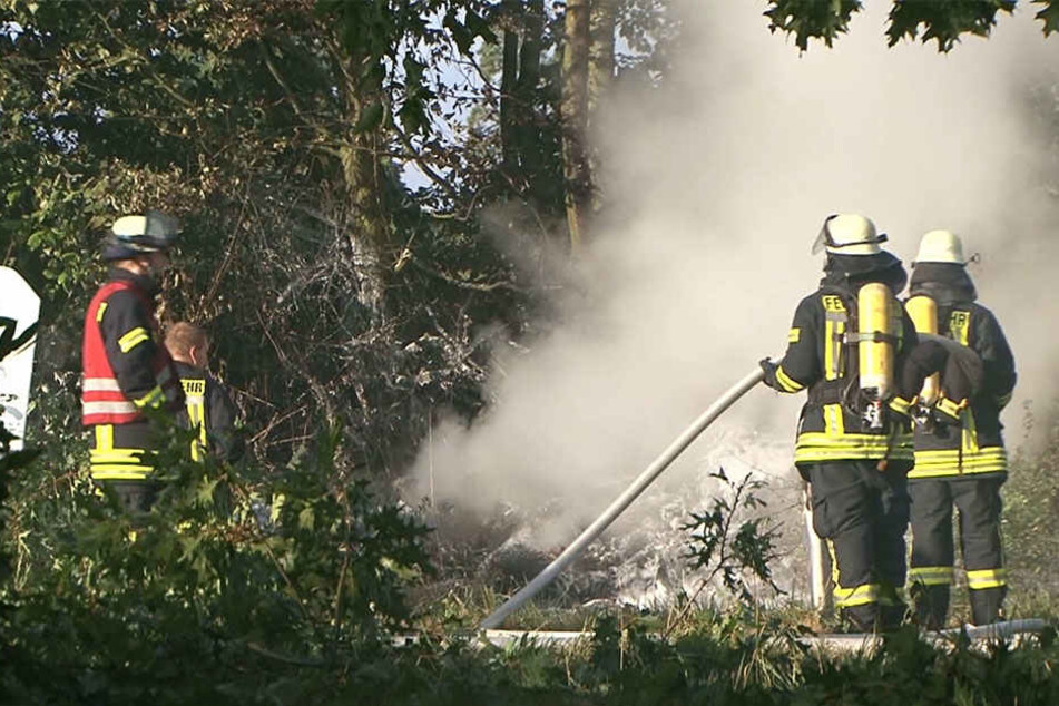 Die Feuerwehr konnte nur noch die Trümmer des völlig zerstörten Fliegers beseitigen.