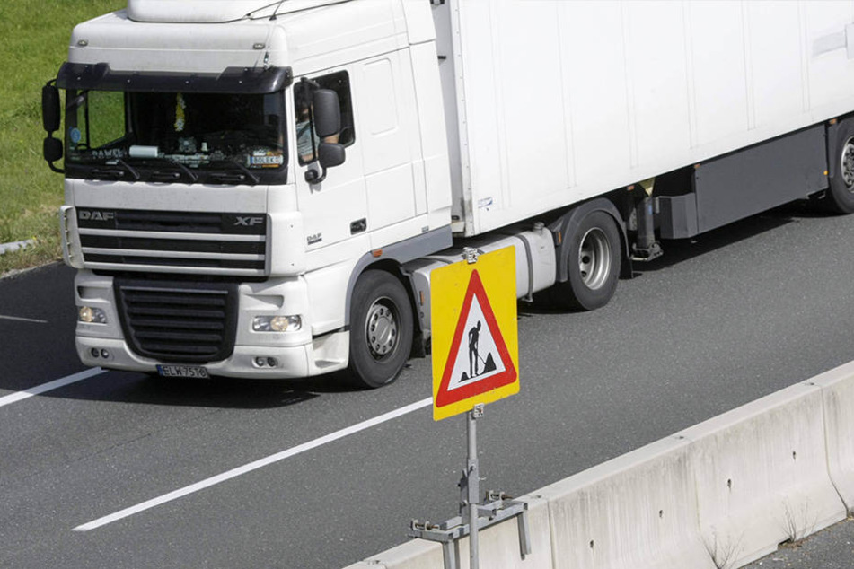 An drei Lkw auf der Autobahn entstand leichter Sachschaden. (Symbolbild)