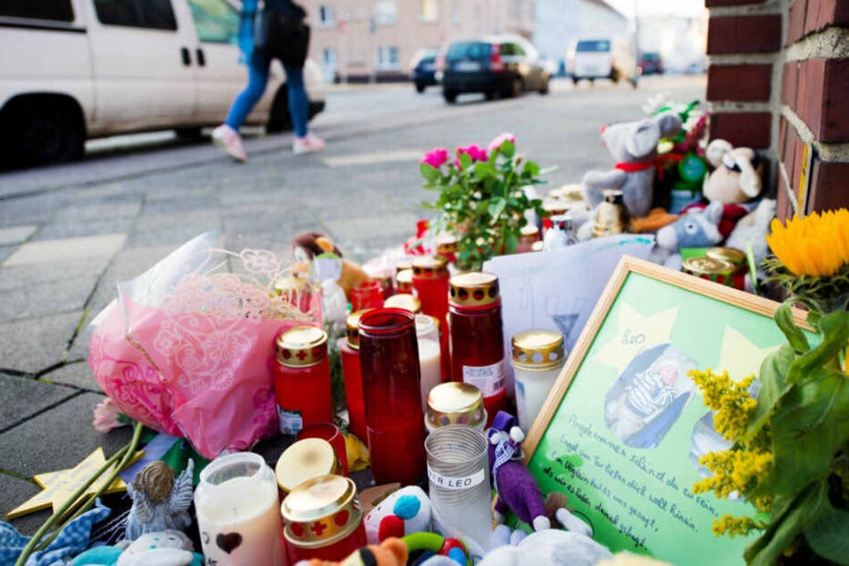 Kerzen und Plüschtiere vor der Wohnung des ermordeten Babys in Mönchengladbach.