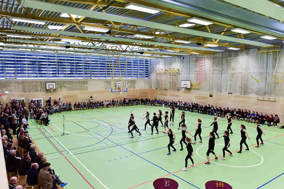 Diese Sporthalle wurde 2016 am André-Gymnasium eingeweiht. Die Stadt muss nun noch eine Halle bauen.