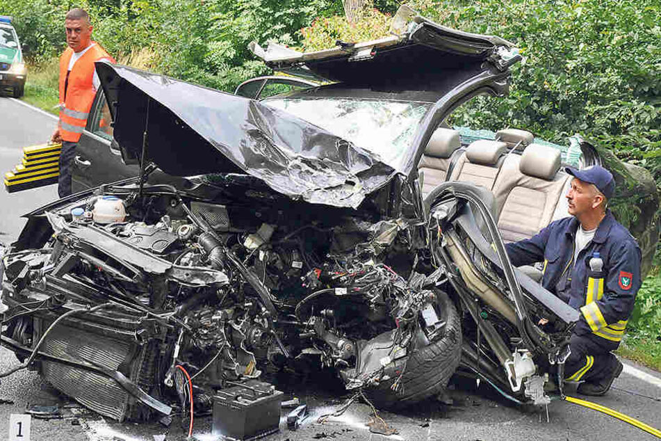 Das völlig verformte Wrack des VW Passat lässt erahnen, wie schnell der
Unfallfahrer unterwegs war.