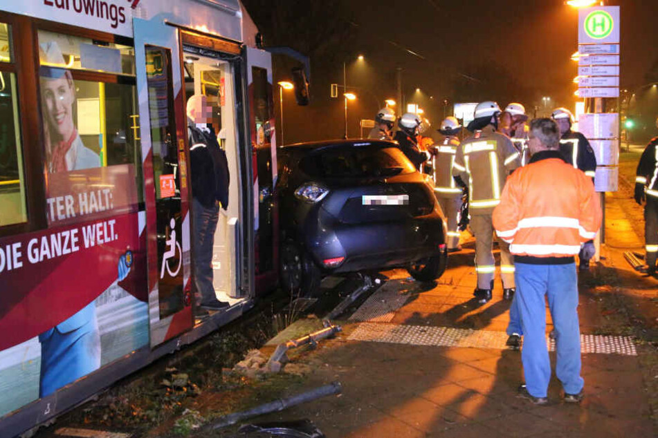 Der Renault Zoe wurde meterweit von der Tram mitgeschleift.