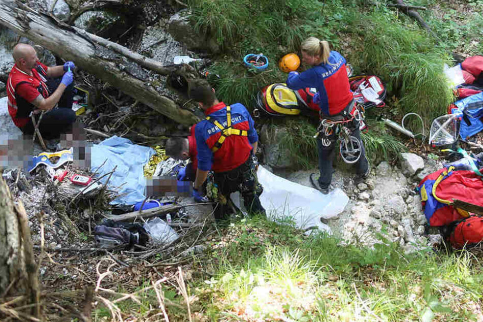 Eine 62 Jahre alte Frau ist bei einem Sturz beim Wandern schwer verletzt worden.
