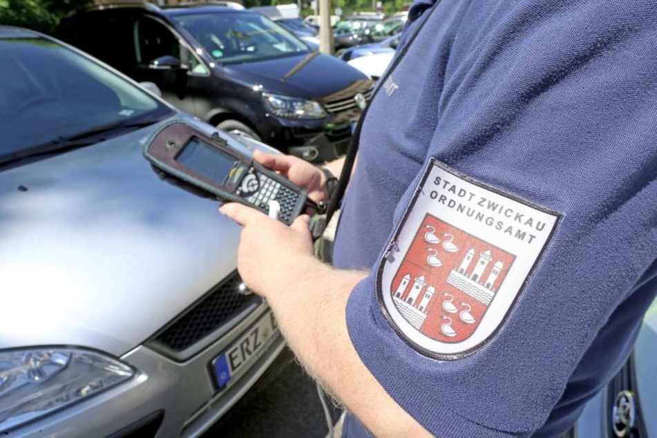 Bald geht es auf Knöllchenjagd. Auf fünf bisher kostenlosen Parkplätzen
müssen die Zwickauer jetzt zahlen.