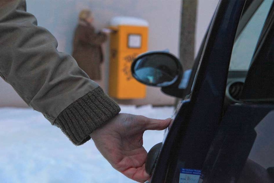 Der Unbekannte setzte sich ins Auto und raste davon. (Symbolbild)