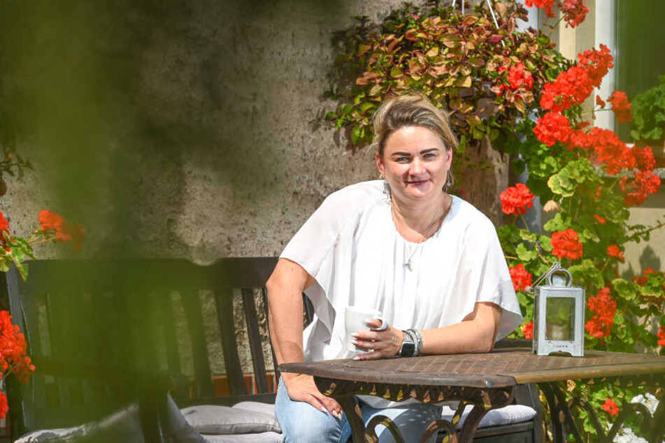 Kaffeepause im Hof: Die Polizistin wohnt gerne auf dem Land - zusammen mit ihren Eltern und Kindern.