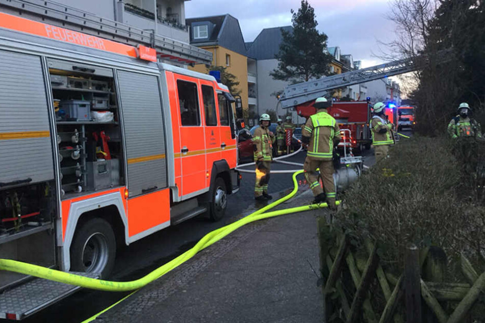 Kein leichtes Spiel für die Feuerwehr bei der Kälte das Feuer unter Kontrolle zu bringen.