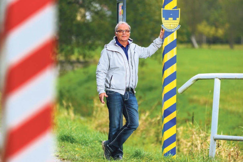 Macht die Grenze der Oberlausitz sichtbar: Udo Mangelsdorf (68) vom
Rammenauer Heimatverein stellte zwei Grenzpfähle auf.
