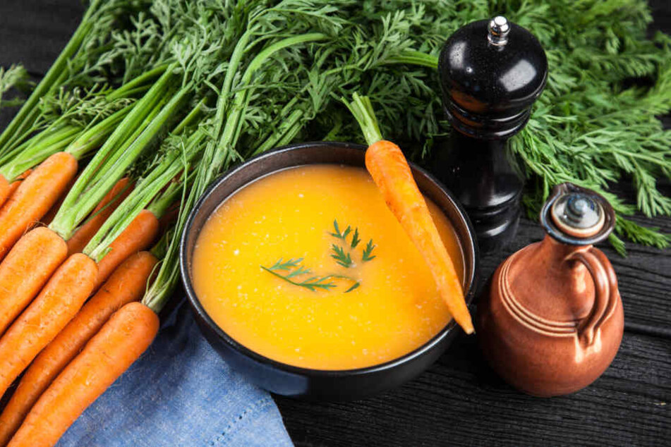 Warum
nicht etwas Olivenöl auf die Möhrencremesuppe geben? Das Öl hilft dem Körper
dabei, das gesunde ß-Carotin besser aufzunehmen.