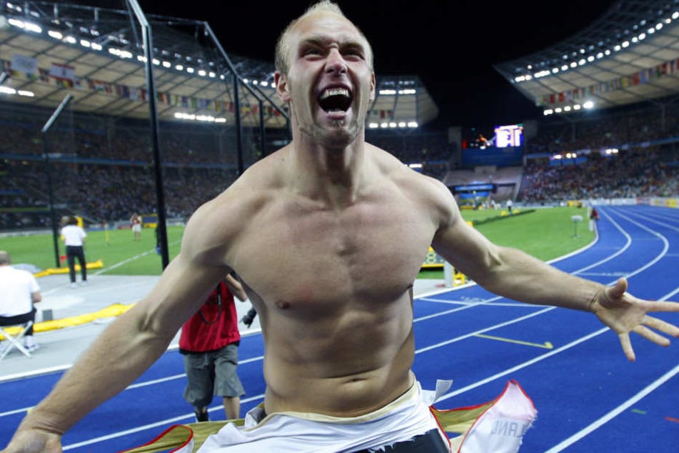 Robert Harting feiert seinen Sieg bei der Leichtathletik-WM in Berlin.