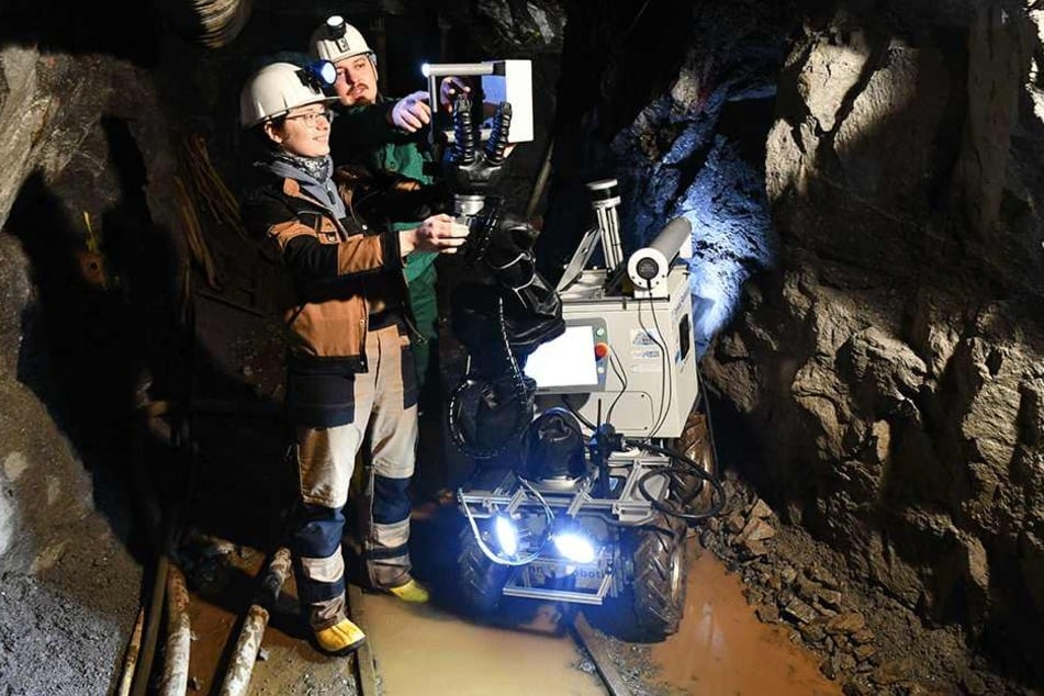 Die Studenten der Bergakademie forschen unter anderem mit kleinen Robotern in den Schächten alter Bergwerke.