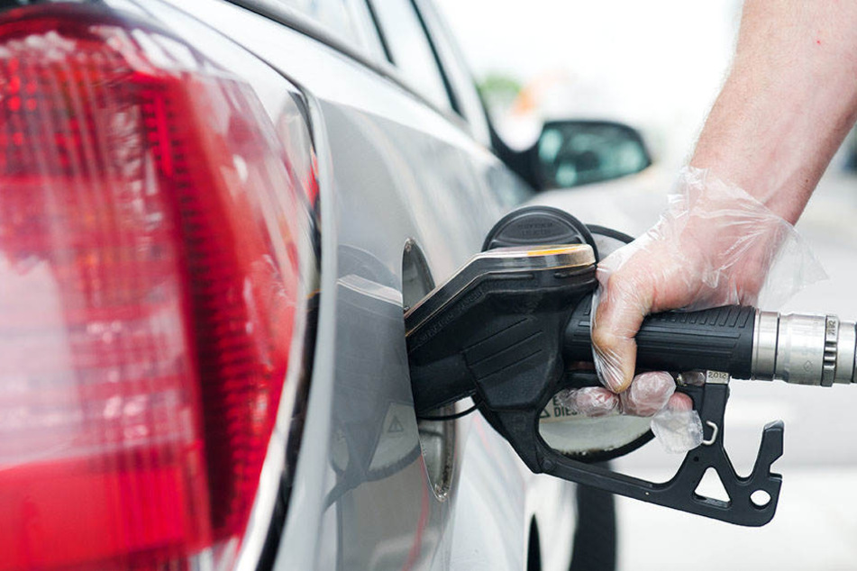 Weil ein Autofahrer falsch getanktes Benzin in eine Regenwasserleitung geschüttet hat, musste eine Straße und eine Tankstelle evakuiert werden. (Symbolbild)