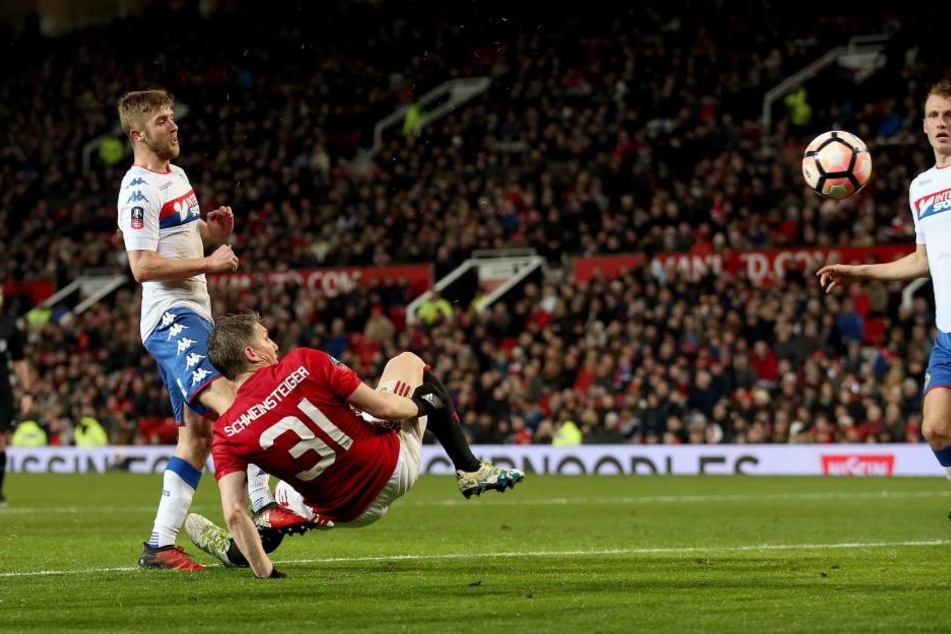 Mit einem sehenswerten Fallrückzieher traf der frühere Bayernspieler zum 4:0 Endstand beim Spiel Manchester United gegen Wigan Athletic.